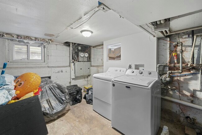 Building Photo - 173 MALLORY Ave