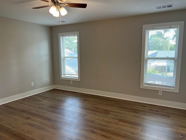 Building Photo - 122 Rolling Woods Cir