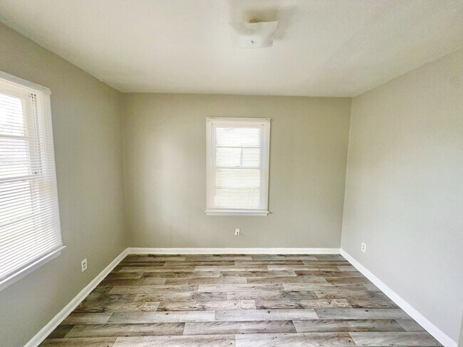 Building Photo - 825 Bethune St