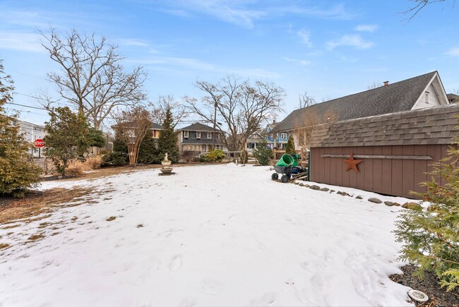 Building Photo - 264 Lake St