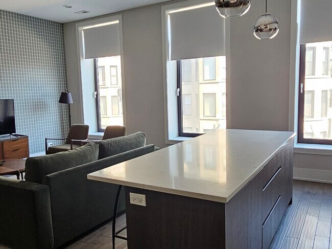 Building Photo - 318 S Halsted St