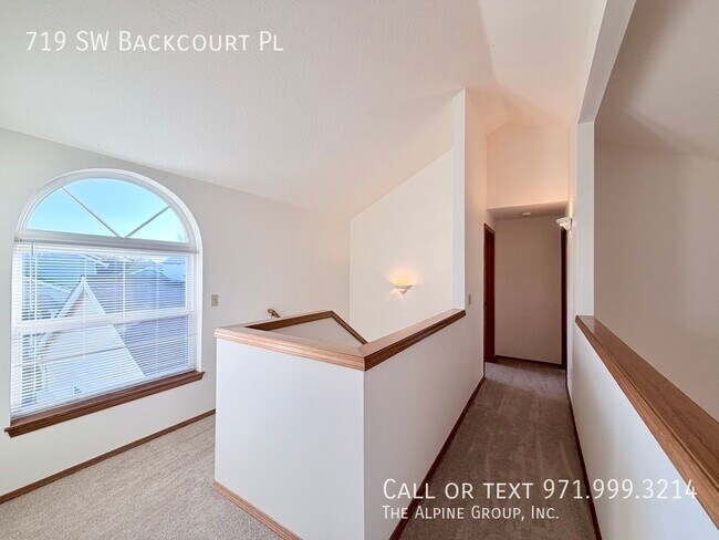 Building Photo - 719 SW Backcourt Pl