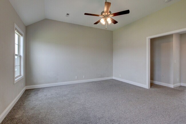 Building Photo - 230 Cotoneaster Ln