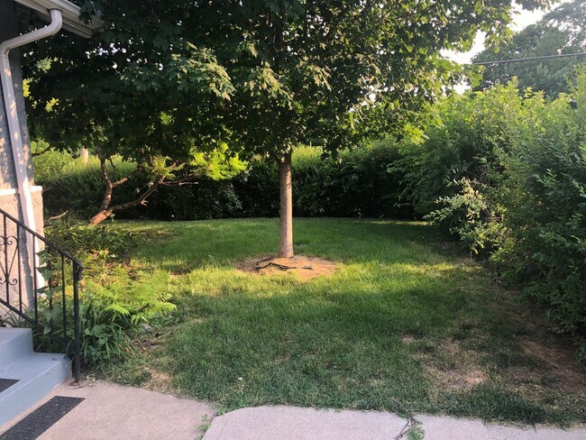 Building Photo - Recently Renovated - Spacious 5 Bedroom, 2...