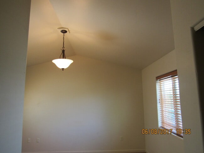 Building Photo - 198 W 26th St