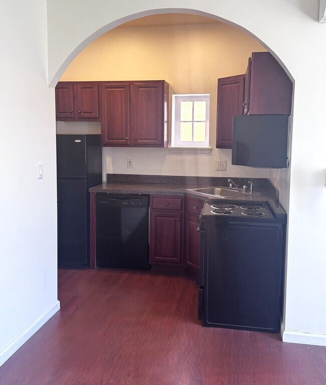 Interior Photo - 21 E Eager St