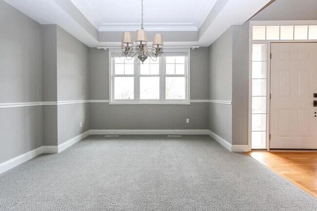 Building Photo - Rare 4 bed singe family super nice luxurio...