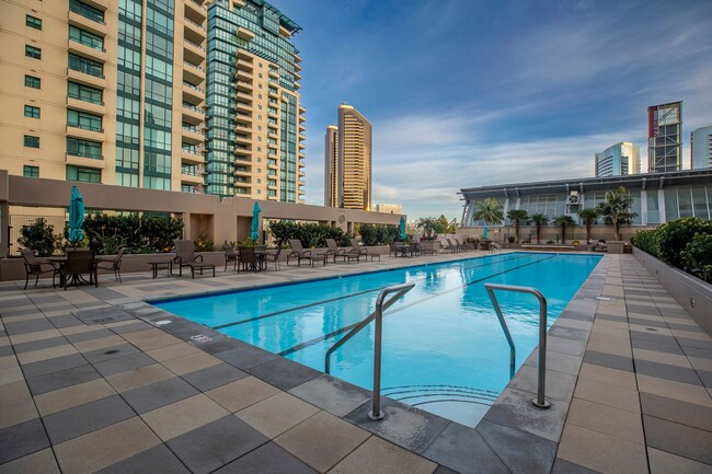 Building Photo - Furnished condo in the heart of San Diego ...