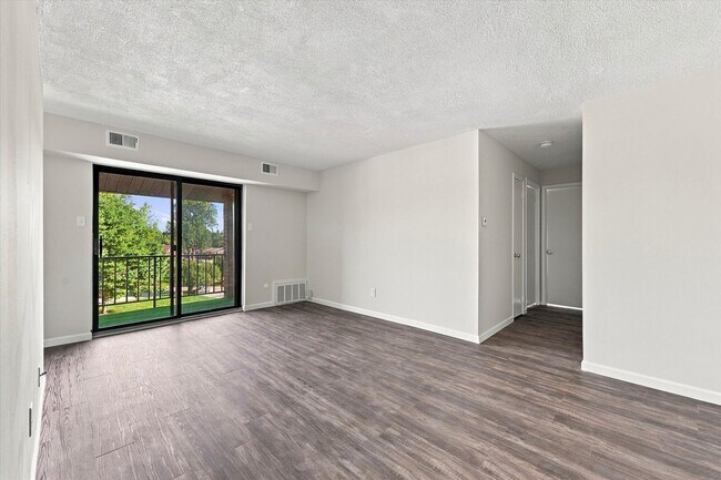 Building Photo - 1424 Valley Dr