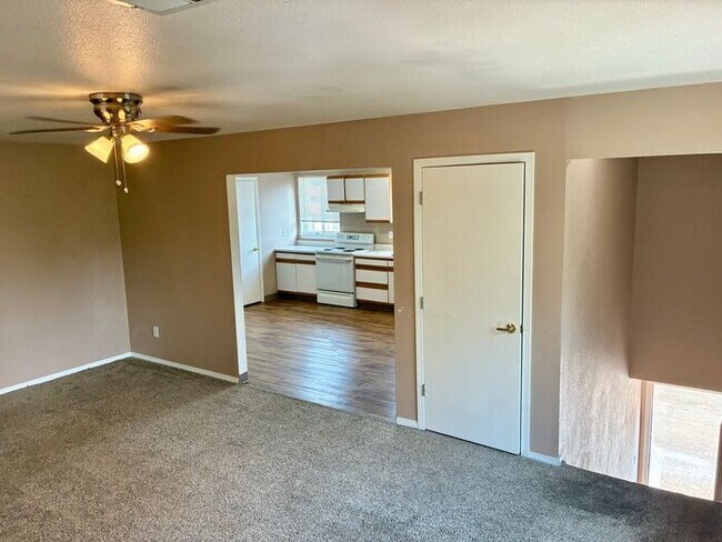 Building Photo - Move-In Special: 2 Weeks Free! Spacious 3 Bed, 1.5 Bath Apartment in Longmont