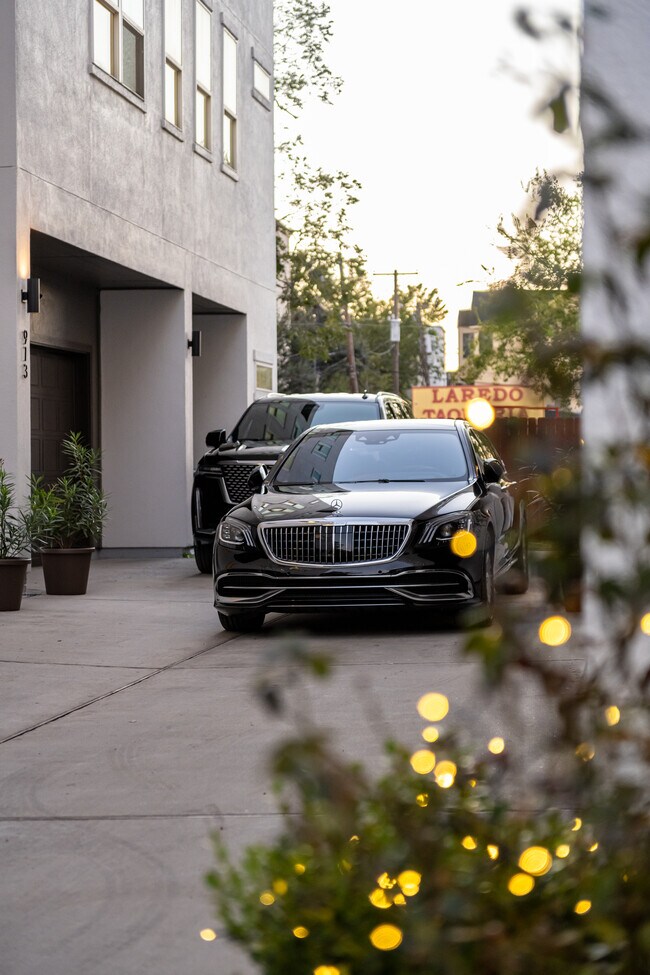 Building Photo - 913 Thompson St