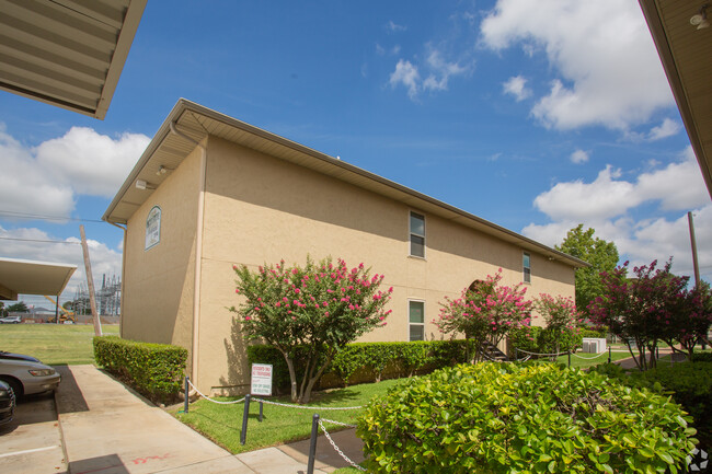 Building Photo - Pecan Grove - Studio