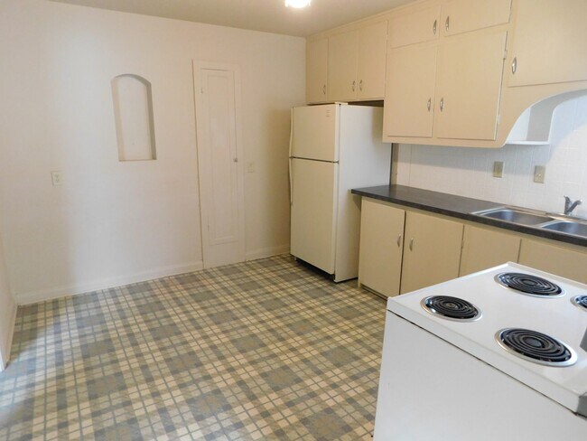 Building Photo - 2 Bed 1 Bath House in El Dorado w/ Hardwoo...