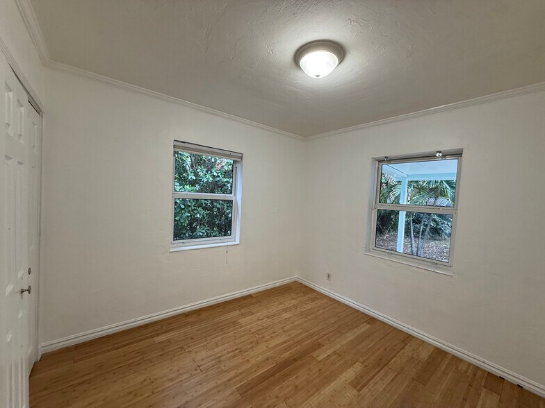 Building Photo - 1413 SW 23rd Ave