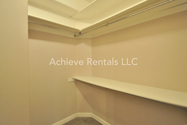 Building Photo - Charming End-Unit Townhome | Prime Location Near Parks, Shops & Dining