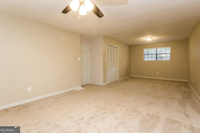 Building Photo - 5845 S Quail Dr