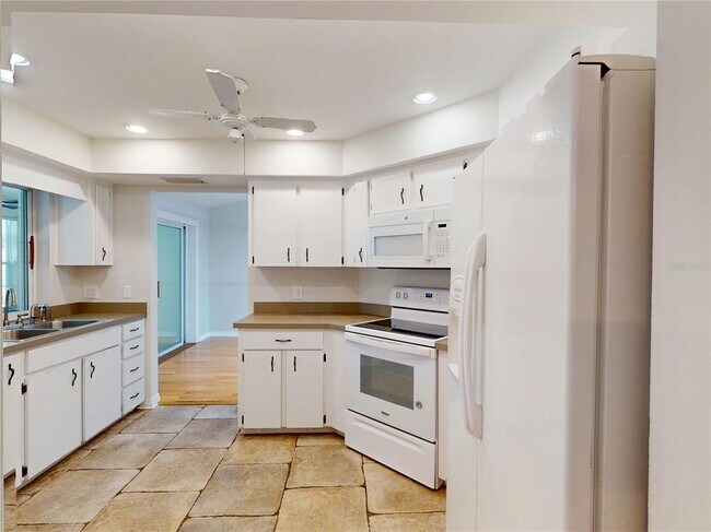 Building Photo - 7923 Ridge Pointe Dr E