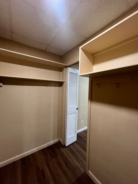 Main bedroom. Walk-in closet - 1010 Eisenhower Way