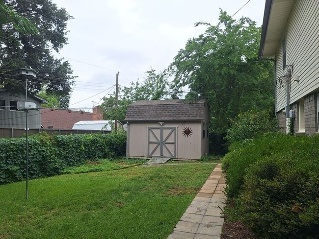 Building Photo - 8430 Birchcroft Dr