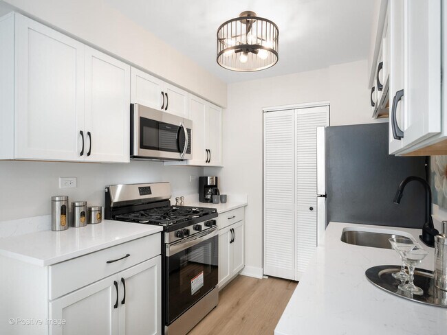 Building Photo - 823 Cambridge Pl