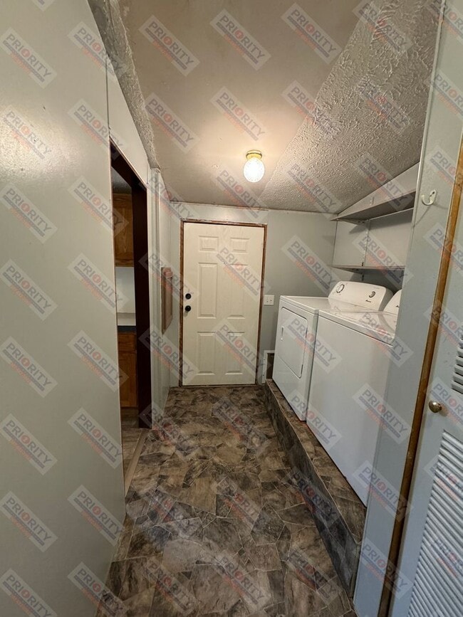 Building Photo - Spacious 4 bedroom single family home