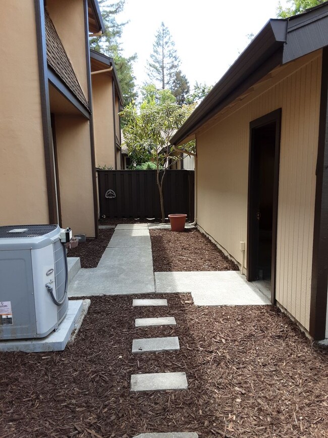 Building Photo - Big Bright 3-bedroom 2.5 bath Townhouse in...