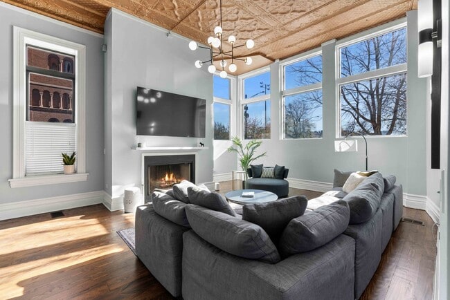 Building Photo - 1400 W Chestnut St