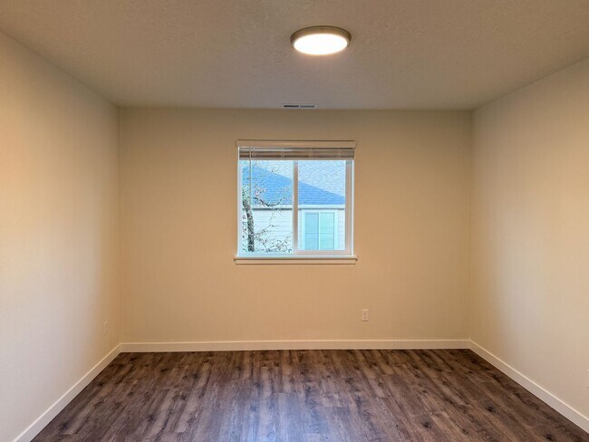 Building Photo - 505-507 NW Hillcrest Dr