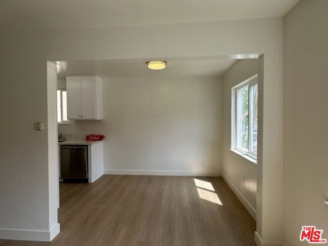 Building Photo - 517 S Kenmore Ave