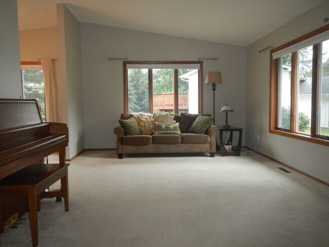 Building Photo - Nice 3 Bedroom 2.5 Bathroom house in Hudson