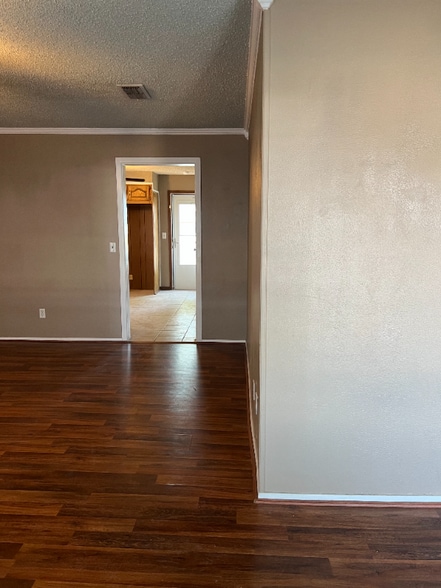 Building Photo - 908 Sycamore Dr