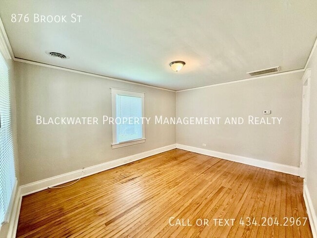 Building Photo - 876 Brook St