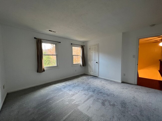 Building Photo - Spectacular 3 Bed 3.5 Bath Brick Home in Scenic Riverview Estates