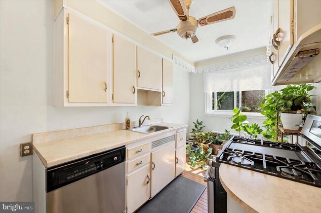 Building Photo - 1043 N 68th St