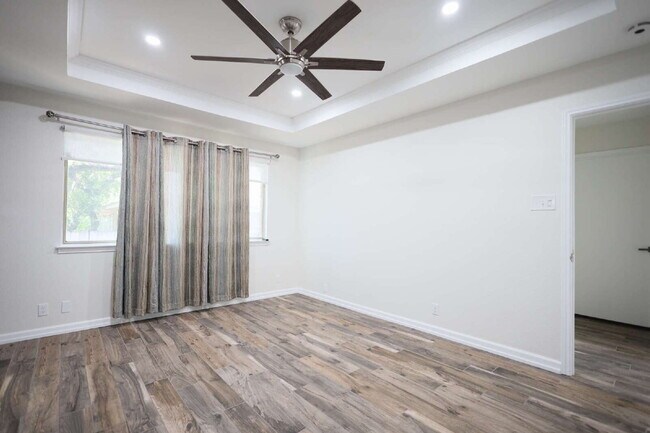 Building Photo - Updated 3 Bed / 2 Bath One-Story Home in S...