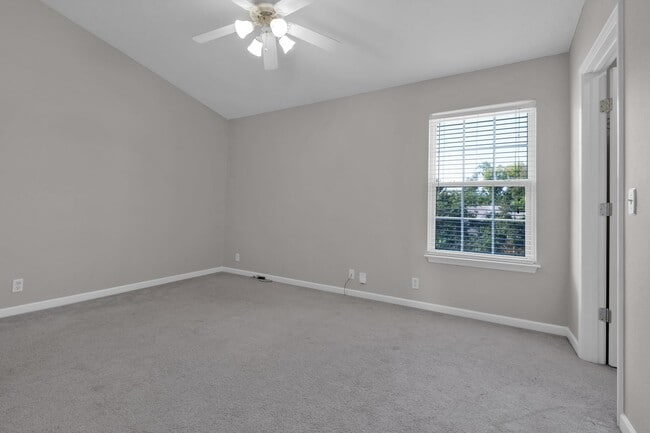Building Photo - Donelson townhouse, 2 minutes from the lak...