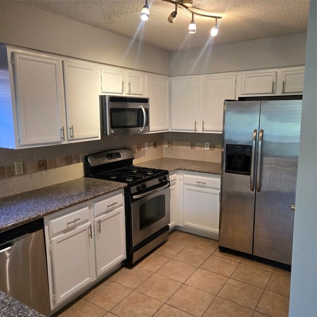Building Photo - 3046 Mosby Dr