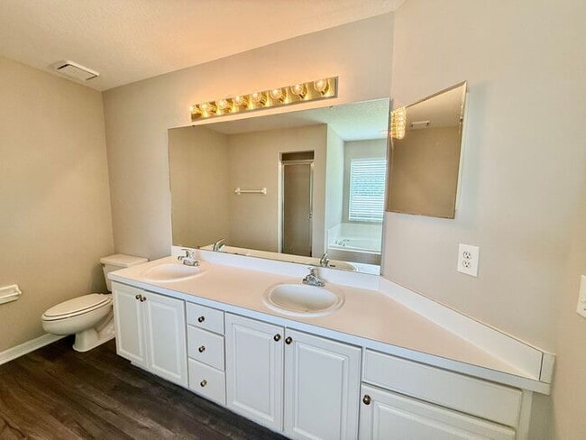 Building Photo - LARGE AND SPACIOUS 4/3 HOME IN EAST ORLANDO WEDGEFIED COMMUNITY
