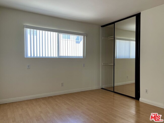 Building Photo - 972 Larrabee St