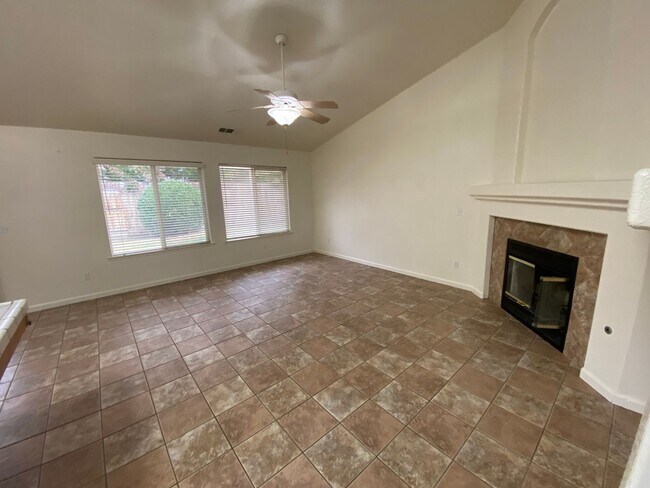 Building Photo - Coming soon, Beautiful Home located SE Visalia!