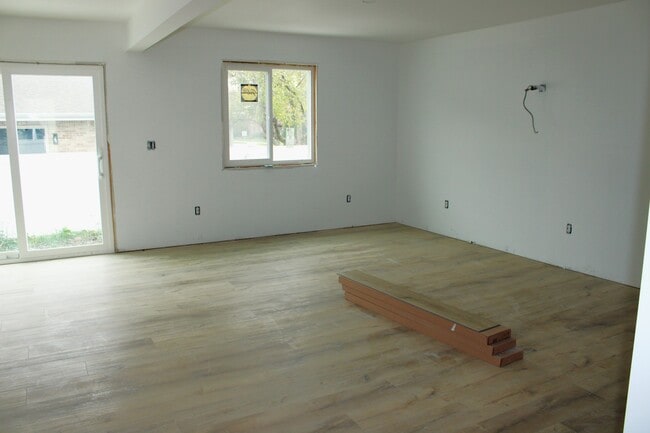 Building Photo - 107 E Division St