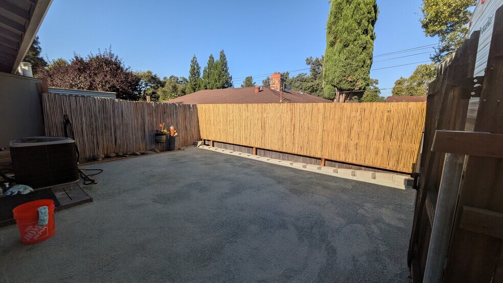 Building Photo - 7626 Oak Grove Ave
