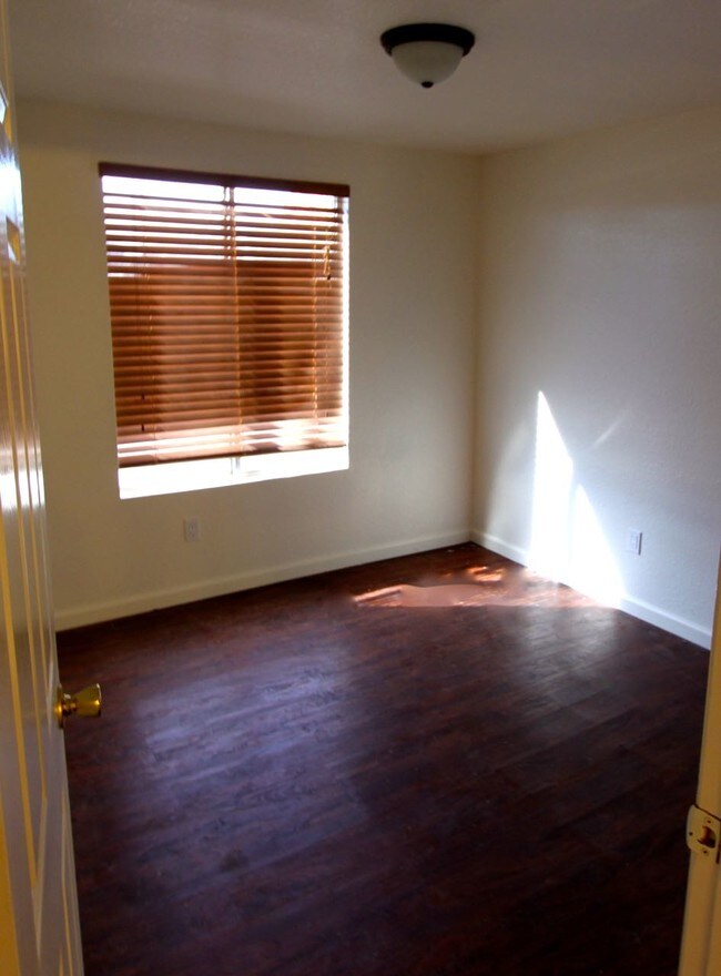 Building Photo - 1138 E Avenida Grande