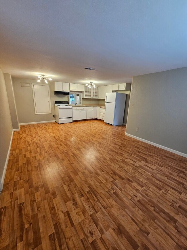 Building Photo - 2982 Rosedale Terrace