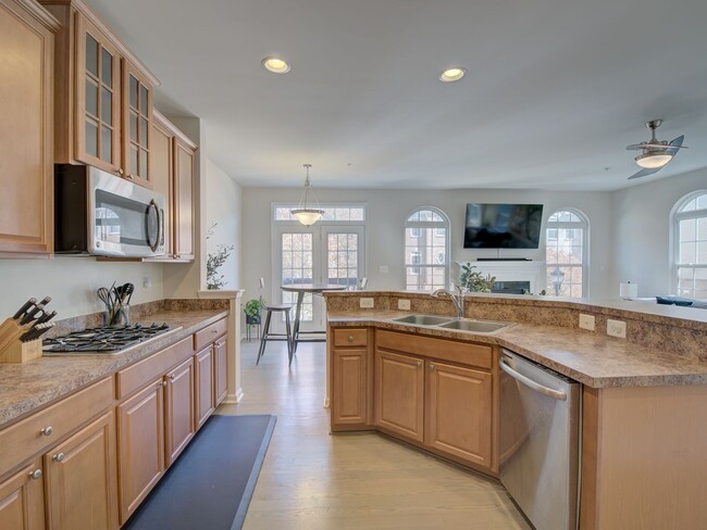 Building Photo - LOVLY BRICK FRONT TOWNHOME