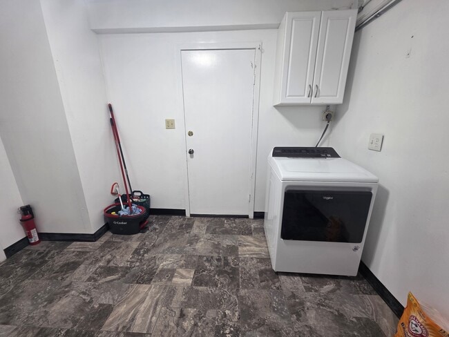 Building Photo - 175 Vasquez Ave