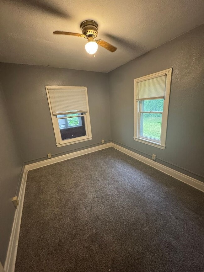 Building Photo - 2 Bedroom 1 Bathroom House