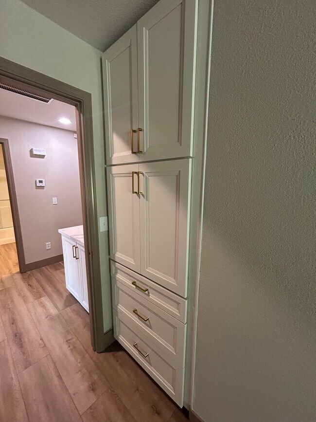 Building Photo - Remodeled and Comfortable Townhome