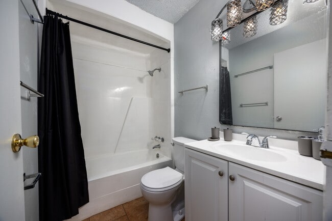 Building Photo - 6519 W Newberry Rd