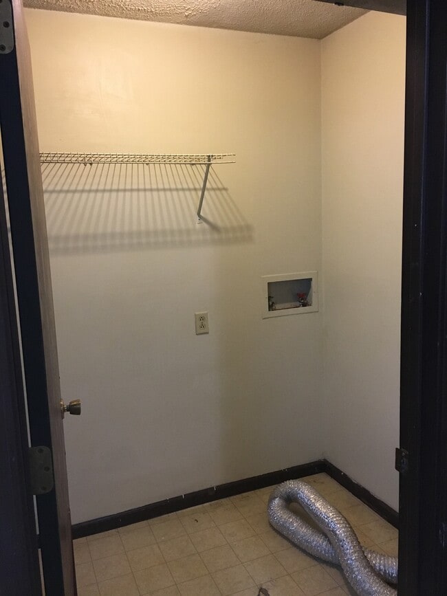 Building Photo - 2 Bedroom Condo Next to East Broadway Shopping